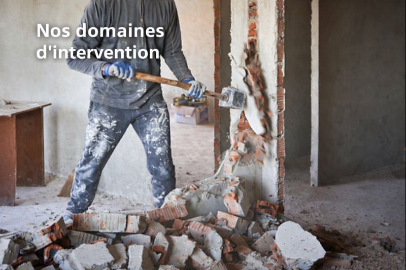 Démolition d'un mur en briques