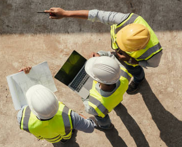 équipe d'ouvrier qui étudient